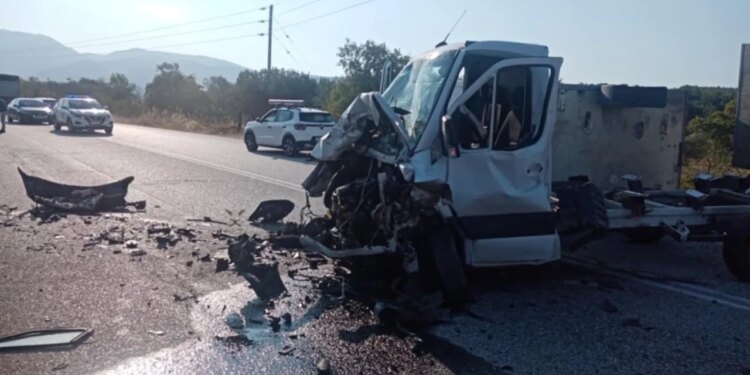 Aksident tragjik në Greqi: Makina përplaset me kamionin, humbin jetën nënë e bir nga Shqipëria