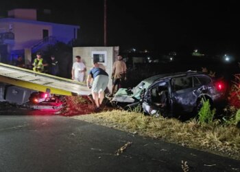 Aksidenti me 3 viktima në Manzë: BMW e shkatërruar, dyshohet drejtuesi humbi kontrollin dhe u përplas në bordurë