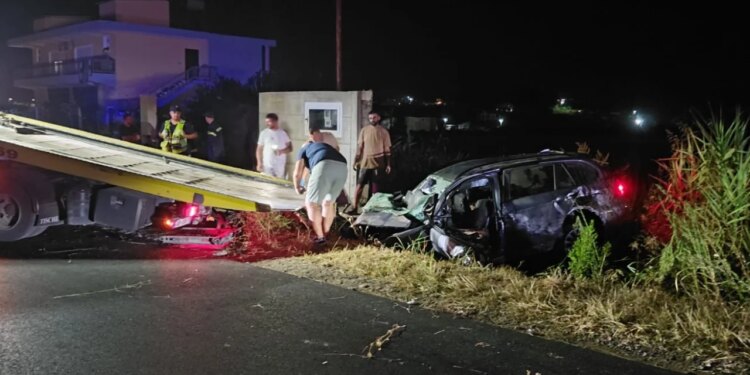 Aksidenti me 3 viktima në Manzë: BMW e shkatërruar, dyshohet drejtuesi humbi kontrollin dhe u përplas në bordurë