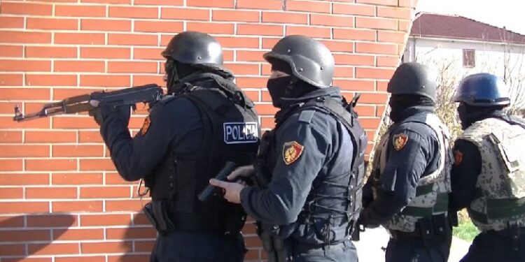Aksion i Renea dhe Policisë në Korçë për kapjen e të dënuarit me 18 vite burg për vrasje