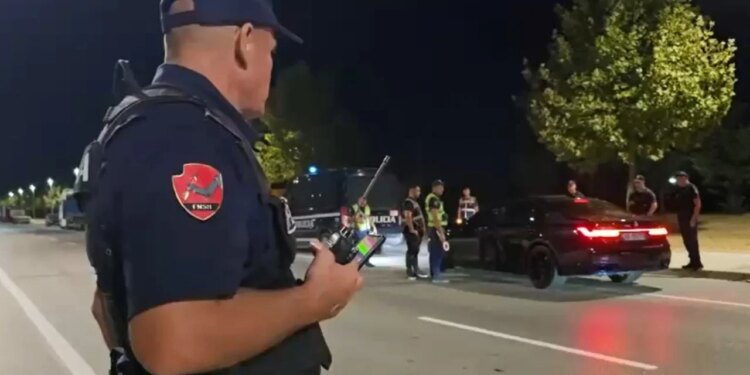 Aksion i gjerë në Vlorë, policia kalon automjetet në sitë në hyrjen dhe daljen e qytetit