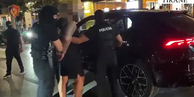 Aksion në Tiranë dhe rrethina, arrestohen dy persona; sekuestrohen kokainë, armë të ftohta dhe automjet luksoz