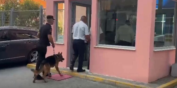 Alarm bombe në disa institucione të vendit, Policia e Shtetit nis kontrollet në terren