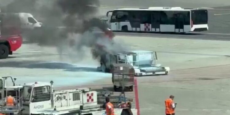 Alarm në aeroportin e Malpensës, Milano: karroca bagazhesh pranë avionit morën flakë; dyshohet për një bateri litiumi