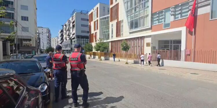 Alarm për bombë në disa institucione të Elbasanit, nisin kontrollet në ambientet e Prokurorisë dhe Gjykatës