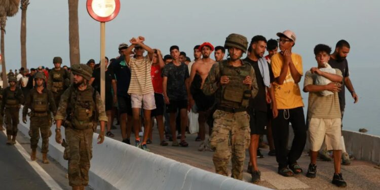 Analiza nga BBC: Si kriza e emigrantëve në Spanjë krijoi një stuhi politike, nxitur nga mediat sociale