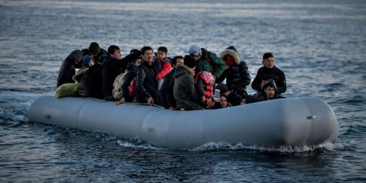 Anija me dhjetëra emigrantë përmbyset në Libi; 7 të vdekur, 2 në gjendje kritike