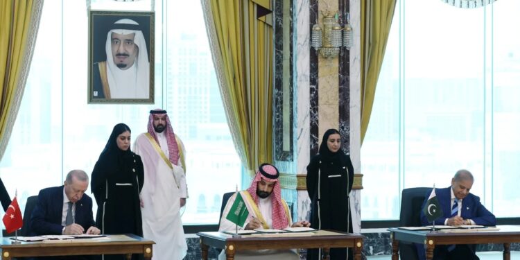 Arabia Saudite, Turqia dhe Pakistani firmosin pakt mbrojtjeje; sulmi ndaj njërit konsiderohet sulm ndaj të gjithëve