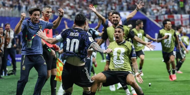 Argjentina harron disfatën me Spanjën në finale dhe shpall fitoren me Anglinë si ditën kombëtare të futbollit