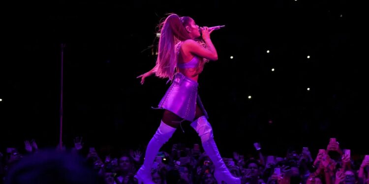 Ariana Grande përlot Londrën; dhjetë koncerte mbyllin turneun, këngëtarja tërhiqet përkohësisht nga jeta publike