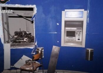Arrestohen 7 pjesëtarë të një bande grabitësish që shpërthenin bankomatet me tritol dhe merrnin paratë në Itali