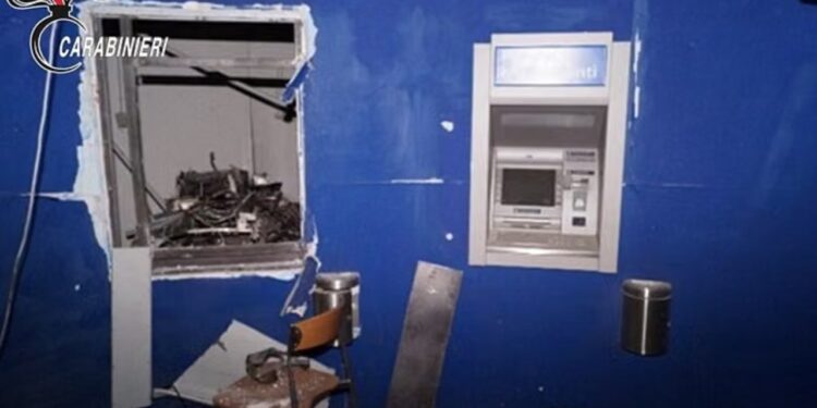 Arrestohen 7 pjesëtarë të një bande grabitësish që shpërthenin bankomatet me tritol dhe merrnin paratë në Itali