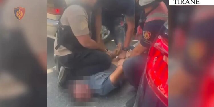 Arrestohen në Tiranë dy persona që po transportonin mbi 5.2 kg heroinë dhe kokainë drejt Durrësit