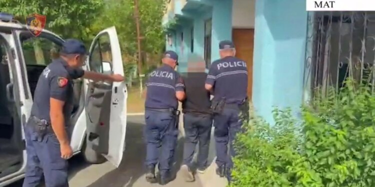 Arrestohet në flagrancë 67-vjeçari në Burrel për dhunë dhe kanosje ndaj bashkëshortes, i sekuestrohet një armë zjarri