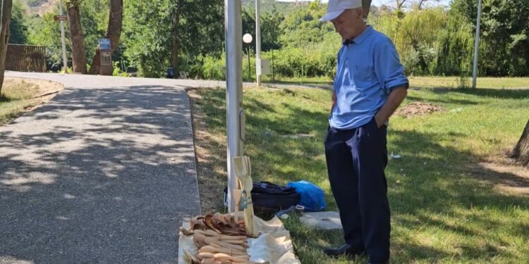 Artizani i drurit në Drilon, mjeshtri nga Elbasani që i ofron pushuesve një copëz tradite shqiptare