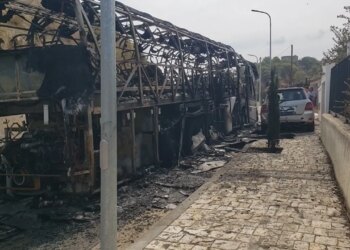 Autobusi me turistë merr flakë në ecje drejt Kalasë së Beratit, shkak dyshohet shkëndija elektrike në motor