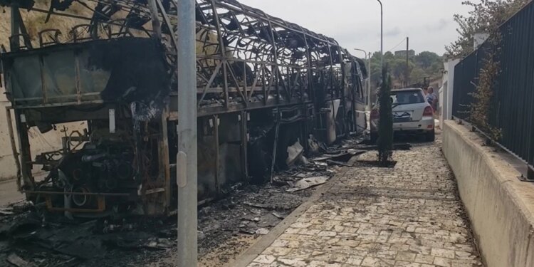 Autobusi me turistë merr flakë në ecje drejt Kalasë së Beratit, shkak dyshohet shkëndija elektrike në motor