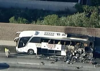 Autobusi turistik në Kaliforni përfshihet nga flakët në mes të rrugës, humb jetën një person