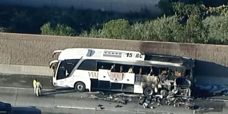 Autobusi turistik në Kaliforni përfshihet nga flakët në mes të rrugës, humb jetën një person