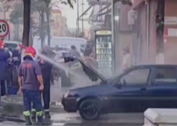 Automjet merr flakë në lagjen Apollonia të Fierit, shkaku dyshohet të jetë një defekt në impiantin e gazit