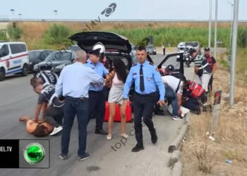 Autori ende duart me gjak pas vrasjes së turistit në Ksamil, nxirret nga bagazhi; pasagjeri s’i bindet policisë