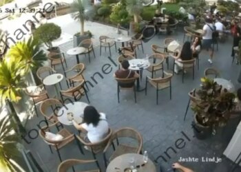 Autori i ulur në tavolinë me grua ngrihet, vë pistoletën shënjestrës pas koke; Bitoci neutralizon, ikën me vrap