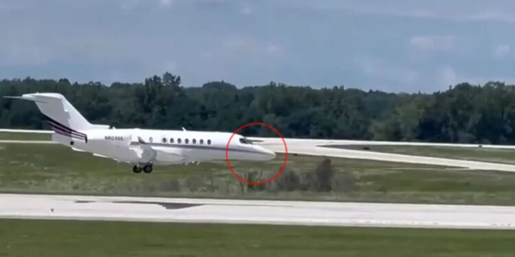 Avion privat pëson defekt; piloti kryen ulje spektakolare në Ohio