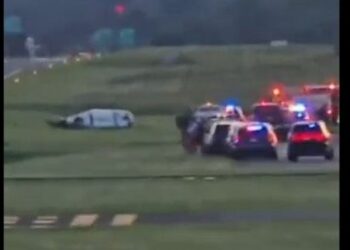 Avioni përplaset me një helikopter policie në Pensilvani, një pilot humb jetën, dy të tjerë plagosen