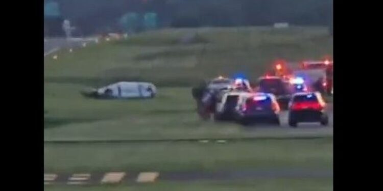 Avioni përplaset me një helikopter policie në Pensilvani, një pilot humb jetën, dy të tjerë plagosen