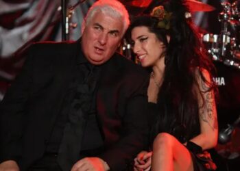 Babai i Amy Winehouse humbet gjyqin dhe duhet t’u paguajë mbi 1 milion euro shoqeve të dhomës
