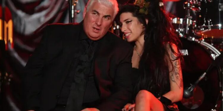 Babai i Amy Winehouse humbet gjyqin dhe duhet t’u paguajë mbi 1 milion euro shoqeve të dhomës