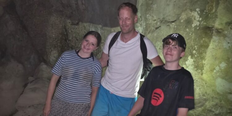 Babai me dy fëmijët humbën orientimin në zonën malore të Gjipesë, turistët holandezë shpëtohen shëndoshë e mirë