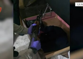 Babë e bir arrestohen në flagrancë në Lushnje për drogë në makinë dhe armë në shtëpi; zbardhen identitetet