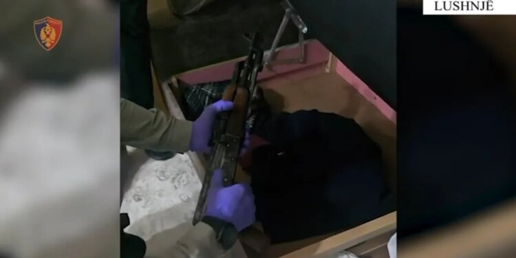Babë e bir arrestohen në flagrancë në Lushnje për drogë në makinë dhe armë në shtëpi; zbardhen identitetet