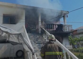 Banesë dy-katëshe në Lushnje përfshihet nga flakët, dyshohet defekt në kondicionerin e shtëpisë
