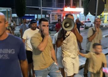 Banorët e Divjakës, prej 15 ditësh në protestë, kundërshtojnë bashkimin me Lushnjën dhe kritikojnë këshilltarët