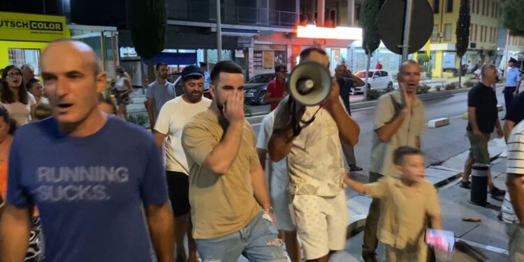 Banorët e Divjakës, prej 15 ditësh në protestë, kundërshtojnë bashkimin me Lushnjën dhe kritikojnë këshilltarët