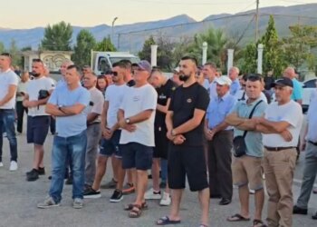 Banorët e Selenicës protestojnë kundër Reformës Teritoriale dhe dorëzojnë firmat për peticion kundër shkrirjes së bashkisë