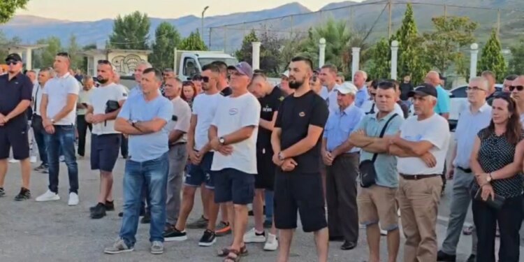 Banorët e Selenicës protestojnë kundër Reformës Teritoriale dhe dorëzojnë firmat për peticion kundër shkrirjes së bashkisë