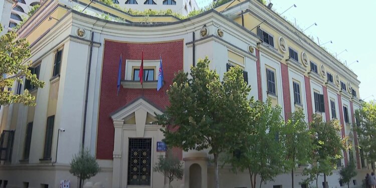 Bashkia e Tiranës pa kokë: Kryetari në qeli, Ristani pa kompetenca dhe pa pasues të caktuar