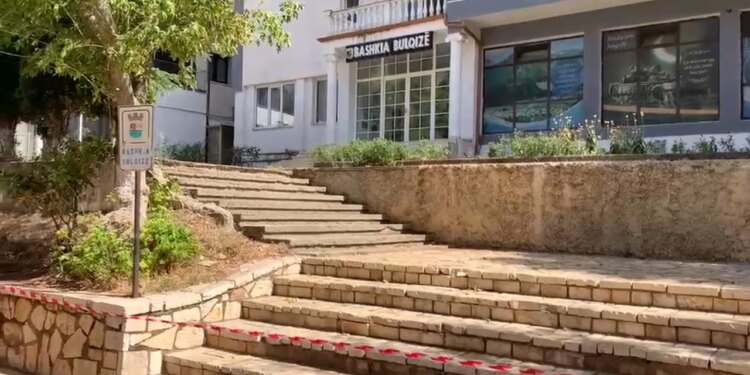 Bashkisë së Bulqizës i vënë shiritin; punonjësit braktisin punën pas alarmit për bombë, policia rrethon zonën