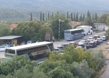Bllokim lëvizjeje në kufirin Mali i Zi–Kroaci; banorët hapin shtëpitë për pritësit, mes tyre edhe shqiptarë