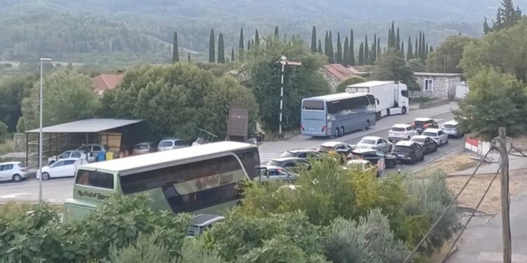 Bllokim lëvizjeje në kufirin Mali i Zi–Kroaci; banorët hapin shtëpitë për pritësit, mes tyre edhe shqiptarë
