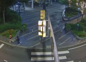 Burri me maskë kukulle — A je gati të vdesësh? terrorizon banorët e Filadelfias, policia publikon pamjet