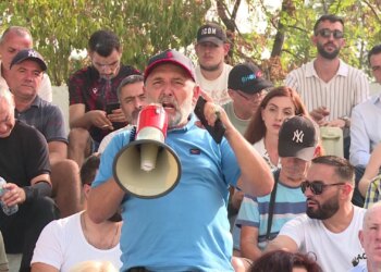 Cako kërkon kreun e protestës; grupimi kërkon drejtim të ri: Zëri i protestës është kapur, duhet mikrofon tjetër