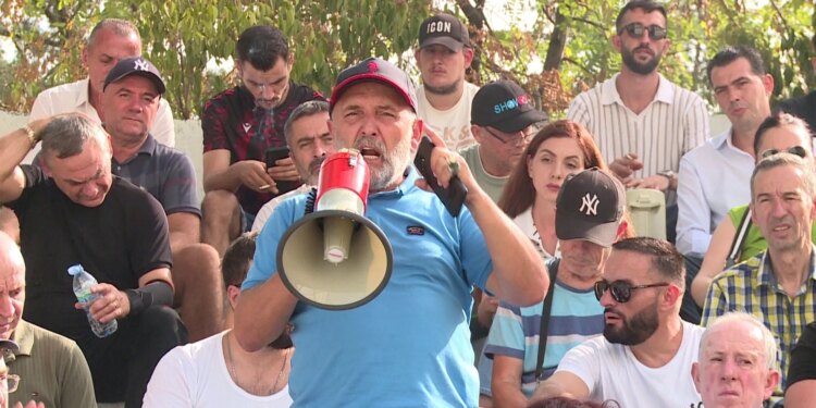 Cako kërkon kreun e protestës; grupimi kërkon drejtim të ri: Zëri i protestës është kapur, duhet mikrofon tjetër