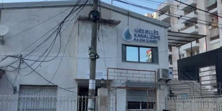 Defekt në linjën e energjisë dhe probleme me furnizimin e ujit në disa zona të Durrësit
