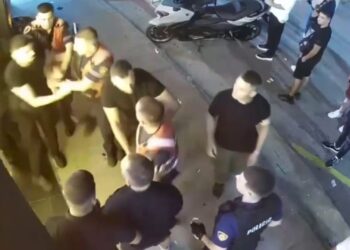 Del video e konfliktit ku u dhunua shefi i Krimeve të Sarandës, momenti kur Shqiponjat ndërhyjnë