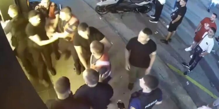 Del video e konfliktit ku u dhunua shefi i Krimeve të Sarandës, momenti kur Shqiponjat ndërhyjnë