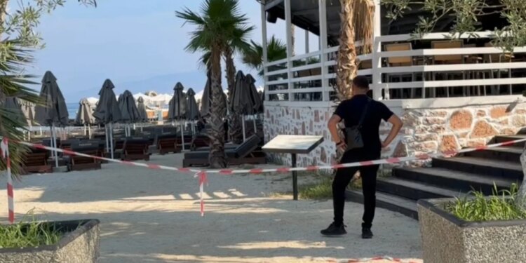 Detaje nga vrasja në Ksamil: 20-vjeçari francez u godit disa herë me thikë; dyshohet autorja, ishte roje plazhi